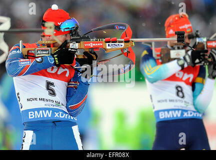 Michal Slesingr République tchèque de shoots pour terminer onzième et Sergei Semionov (droite) de l'Ukraine pousses durant la men's 15 km poursuite Biathlon course à la Coupe du Monde à Nove Mesto, République tchèque gratuit, le dimanche 8 février, 2015. (CTK Photo/David Tanecek) Banque D'Images