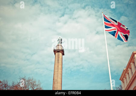 La colonne du duc d'York à Londres à côté de Union Jack, drapeau de Grande-Bretagne Banque D'Images