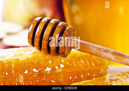 Balancier en bois et d'abeilles. Close-up shot. Banque D'Images