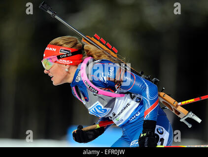 Le coureur tchèque Gabriela Soukalova skis pour terminer cinquième dans la women's 10 km poursuite Biathlon course à la Coupe du Monde à Nove Mesto, République tchèque gratuit, le dimanche 8 février, 2015. (CTK Photo/Lubos Pavlicek) Banque D'Images