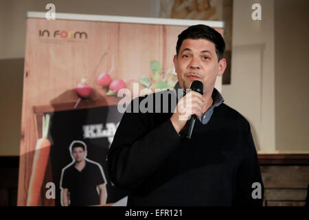 Berlin, Allemagne. 09Th Feb 2015. Ministre allemand de l'alimentation Schmidt et cook Tim Mälzer a commencé l'IV DANS LA FORME DE LA CLASSE DE LA CONCURRENCE, LA CUISINE ! À lui proposer des projets avec la devise "dans la cuisine autour du monde - international food " à Schule Eins le 09 février 2015 à Berlin, Allemagne. / Photo : Tim Mälzer cook TV lors de l'attribution de l'honorer les écoles du gagnant en 2014. Credit : Reynaldo Chaib Paganelli/Alamy Live News Banque D'Images