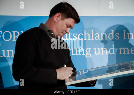 Berlin, Allemagne. 09Th Feb 2015. Ministre allemand de l'alimentation Schmidt et cook Tim Mälzer a commencé l'IV DANS LA FORME DE LA CLASSE DE LA CONCURRENCE, LA CUISINE ! À lui proposer des projets avec la devise "dans la cuisine autour du monde - international food " à Schule Eins le 09 février 2015 à Berlin, Allemagne. / Photo : Tim Mälzer cook TV lors de l'attribution de l'honorer les écoles du gagnant en 2014. Credit : Reynaldo Chaib Paganelli/Alamy Live News Banque D'Images