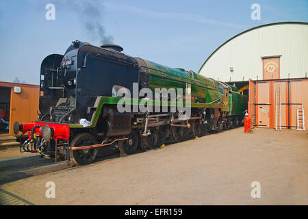 Ex-SR, récemment restauré, loco No.34046 'Braunton' l'objet d'une chaudière à vapeur à l'extérieur de l'essai des ateliers à Williton sur l'Ouest Somer Banque D'Images