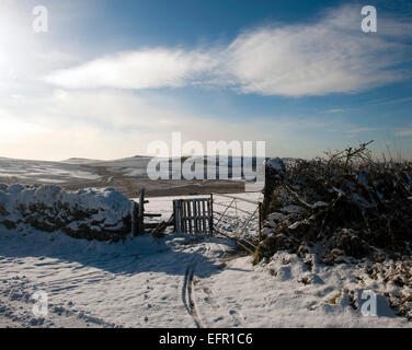 La vue vers Roughtor et Brown Willy dans la neige sur Bodmin Moor, North Cornwall. Banque D'Images