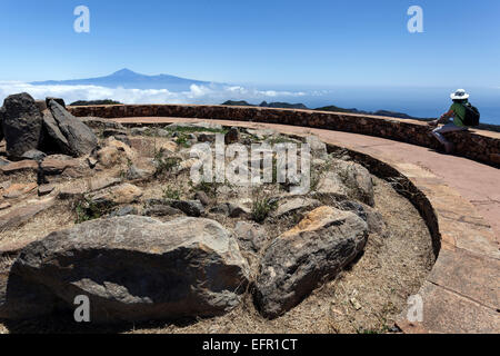 Garajonay sommet en vue de Passat nuages et le Teide sur Tenerife, La Gomera, Canary Islands, Spain Banque D'Images