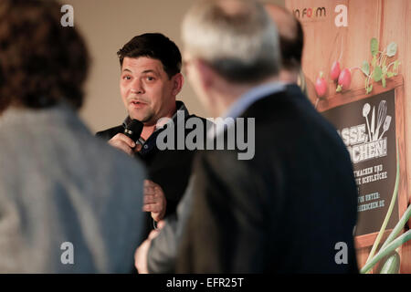 Berlin, Allemagne. 09Th Feb 2015. Ministre allemand de l'alimentation Schmidt et cook Tim Mälzer a commencé l'IV DANS LA FORME DE LA CLASSE DE LA CONCURRENCE, LA CUISINE ! À lui proposer des projets avec la devise "dans la cuisine autour du monde - international food " à Schule Eins le 09 février 2015 à Berlin, Allemagne. / Photo : Tim Mälzer cook TV lors de l'attribution de l'honorer les écoles du gagnant en 2014. Credit : Reynaldo Chaib Paganelli/Alamy Live News Banque D'Images