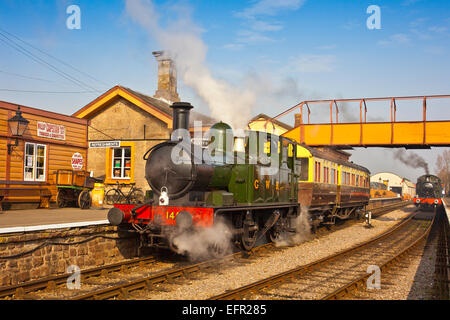 Ex-réservoir GWR loco No.1450 propulse un 'en' Autocoach Williton station sur la West Somerset Railway, UK Banque D'Images