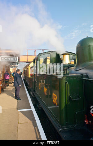 Ex-réservoir GWR loco No.1450 avec un 'Autocoach' à Williton station sur la West Somerset Railway, UK Banque D'Images