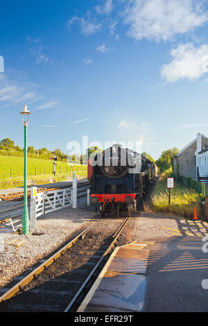 Un ancien BR loco No92203 'BlackPrince" arrivant à Washford station sur la West Somerset Railway, England, UK Banque D'Images