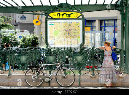 Paris, France. Metro sign, carte, location et jeune femme - station Chatelet Banque D'Images