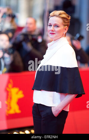 L'actrice Laura Linney nous arrive pour la première de de 'Mr. Holmes' pendant le 65e Festival International du Film de Berlin, Berlinale, à Berlinalepalast à Berlin, Allemagne, le 08 février 2015. Le film est en compétition officielle du festival du film. La Berlinale se déroule du 05 février au 15 février 2015. Photo : Kay Nietfeld/dpa Banque D'Images