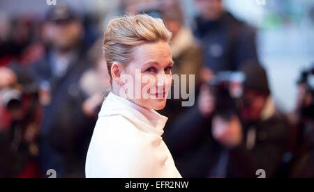 L'actrice Laura Linney nous arrive pour la première de de 'Mr. Holmes' pendant le 65e Festival International du Film de Berlin, Berlinale, à Berlinalepalast à Berlin, Allemagne, le 08 février 2015. Le film est en compétition officielle du festival du film. La Berlinale se déroule du 05 février au 15 février 2015. Photo : Kay Nietfeld/dpa Banque D'Images