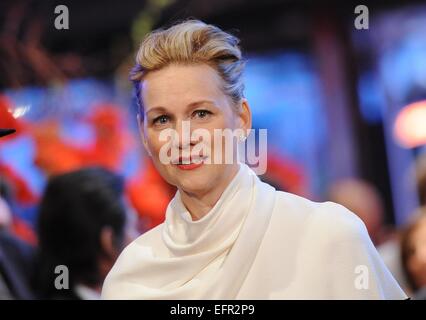 L'actrice Laura Linney nous arrive pour la première de 'Mr. Holmes' pendant le 65e Festival International du Film de Berlin, Berlinale, à Berlinalepalast à Berlin, Allemagne, le 08 février 2015. Le film est en compétition officielle du festival du film. La Berlinale se déroule du 05 février au 15 février 2015. Photo : Britta Pedersen/dpa Banque D'Images