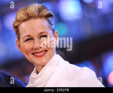 L'actrice Laura Linney nous arrive pour la première de de 'Mr. Holmes' pendant le 65e Festival International du Film de Berlin, Berlinale, à Berlinalepalast à Berlin, Allemagne, le 08 février 2015. Le film est en compétition officielle du festival du film. La Berlinale se déroule du 05 février au 15 février 2015. Photo : Britta Pedersen/dpa Banque D'Images