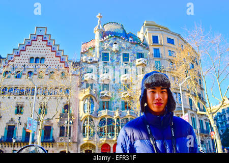 Portrait. Jeune homme asiatique avec chapeau d'hiver. Maison Amatller de Puig i Cadafalch. Maison Batllo par Antoni Gaudi-. Barcelone, Catalogne, Espagne. Banque D'Images