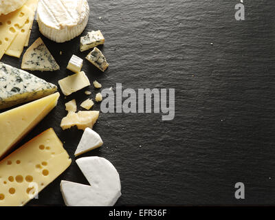 Différents types de fromages sur tableau noir. Banque D'Images