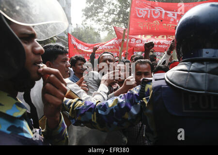 Dhaka, Bangladesh. Feb 9, 2015. Les partisans de la Ligue nationale des travailleurs des transports, une aile du parti au pouvoir, le parti de la Ligue Awami, essayer de briser une barricade de la police devant le Parti nationaliste du Bangladesh (BNP) Bureau du président Gulshan, lors d'une manifestation contre le blocus à l'échelle nationale en cours et grève déclenchée par l'opposition à Dhaka, Bangladesh, le Lundi, Février 9, 2015 © Suvra Kanti Das/ZUMA/ZUMAPRESS.com/Alamy fil Live News Banque D'Images