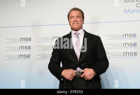 Munich, Allemagne. 7 Février, 2015. L'acteur et ancien gouverneur de Californie Arnold Schwarzenegger assiste à la 51e Conférence de Munich sur la sécurité à Munich, Allemagne, 7 février 2015. Photo : Andreas Gebert/dpa/Alamy Live News Banque D'Images