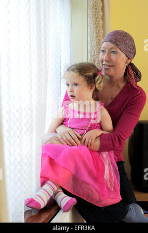 Une femme est assise avec sa fille pendant un traitement de chimiothérapie pour une leucémie. Banque D'Images