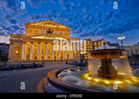 La fontaine en face de l'édifice du théâtre Bolchoï illuminé à la tombée de la nuit. Moscou, Russie. Banque D'Images