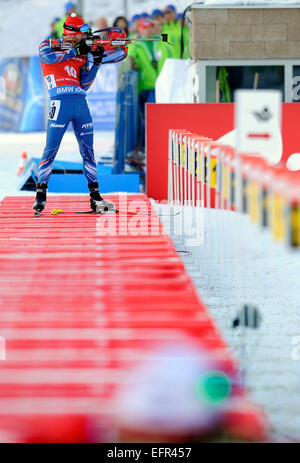 Michal Slesingr République tchèque de shoots pour terminer cinquième dans l'épreuve du 10 km course de sprint en biathlon Coupe du Monde à Nove Mesto, République tchèque gratuit, samedi 7 février 2015. (CTK Photo/David Tanecek) Banque D'Images