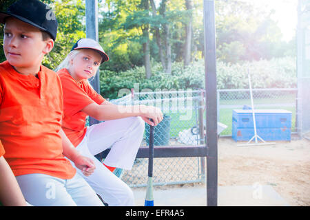 Les jeunes joueurs de baseball d'attendre pour jouer Banque D'Images