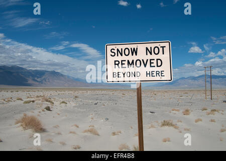 Panneau d'avertissement de neige dans le désert, la vallée de la mort, Californie, USA Banque D'Images