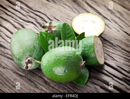 Fruits Feijoa sur la vieille table en bois. Banque D'Images