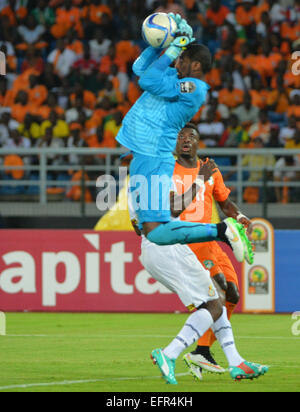 Bata, en Guinée équatoriale. Le 08 février, 2015. Finale de la coupe d'Afrique des nations. Gardien de Barry (CIV) fait une prise sûre de l'équipe de Côte d'Ivoire a remporté la finale contre le Ghana avec un 9-8 spectaculaire victoire de tirs. Credit : Action Plus Sport/Alamy Live News Banque D'Images