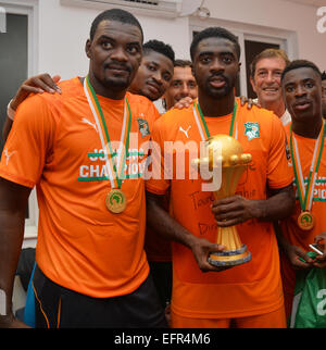 Bata, en Guinée équatoriale. Le 08 février, 2015. Finale de la coupe d'Afrique des nations. Célébrations de Sylvain Gbohouo avec Kolo Abib Toure Côte d'Ivoire gagne la finale contre le Ghana avec un 9-8 spectaculaire victoire de tirs. Credit : Action Plus Sport/Alamy Live News Banque D'Images