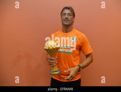 Bata, en Guinée équatoriale. Le 08 février, 2015. Finale de la coupe d'Afrique des nations. Célébrations de Herve Renard ( gestionnaire CIV) avec le trophée de la Côte d'Ivoire équipe a remporté la finale contre le Ghana avec un 9-8 spectaculaire victoire de tirs. Credit : Action Plus Sport/Alamy Live News Banque D'Images