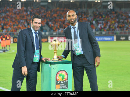 Bata, en Guinée équatoriale. Le 08 février, 2015. Finale de la coupe d'Afrique des nations. Mohamed Aboutrika avec Frederic Kanoute pour la remise d'un trophée de la Côte d'Ivoire équipe a remporté la finale contre le Ghana avec un 9-8 spectaculaire victoire de tirs. Credit : Action Plus Sport/Alamy Live News Banque D'Images