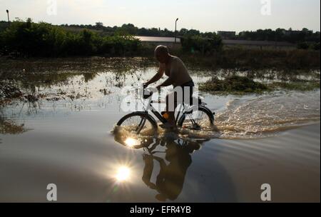 Les gens essaient de sauver leurs biens, d'animaux et animaux domestiques dans la ville inondée de Mizia au nord-est de la capitale bulgare Sofia , Mercredi, août, 06, 2014. De hauts fonctionnaires ont confirmé la mort de deux personnes et les fortes pluies ont laissé des milliers d'habitations et de voitures Banque D'Images