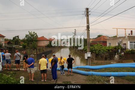 Les gens essaient de sauver leurs biens, d'animaux et animaux domestiques dans la ville inondée de Mizia au nord-est de la capitale bulgare Sofia , Mercredi, août, 06, 2014. De hauts fonctionnaires ont confirmé la mort de deux personnes et les fortes pluies ont laissé des milliers d'habitations et de voitures Banque D'Images