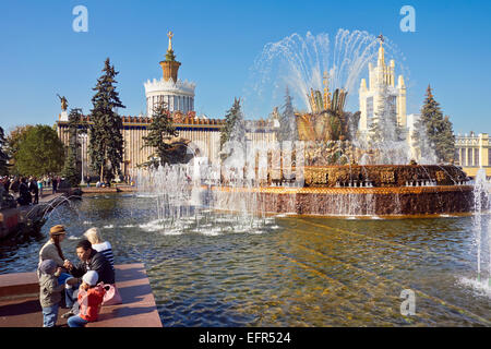 Les gens de la fontaine de fleurs de pierre au Centre d'exposition de toute la Russie (VDNKh). Moscou, Russie. Banque D'Images