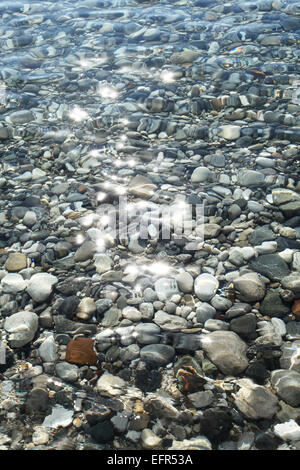 Le gravier des pierres sur le fond de la mer près de la côte. Banque D'Images