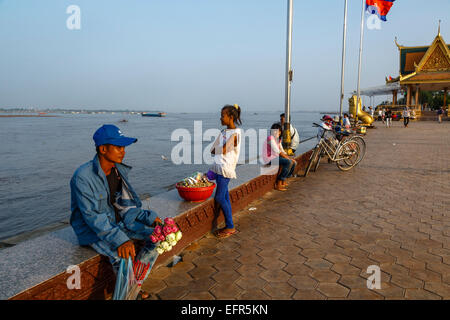 Les gens au Riverfront Promenade, Phnom Penh, Cambodge. Banque D'Images