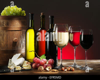 La nature morte avec du vin, des fromages et des fruits. Banque D'Images