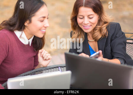 Les femmes d'affaires à l'aide d'ordinateurs portatifs et d'extérieur Banque D'Images
