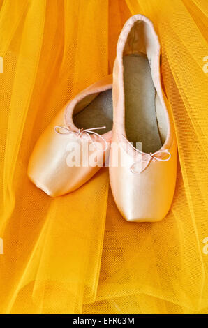 Paire de pointes sur tutu jaune Banque D'Images