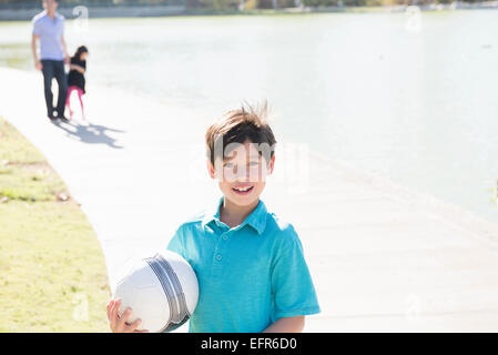 Portrait of boy with ball in park Banque D'Images