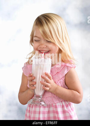 Portrait de femme en riant tout-petit verre de lait Banque D'Images