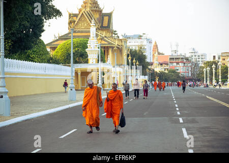 Les moines bouddhistes en face du Palais Royal, Phnom Penh, Cambodge. Banque D'Images