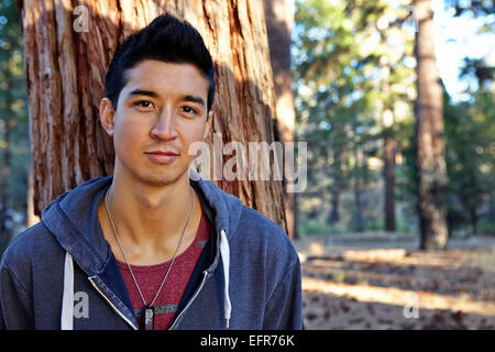 Portrait de jeune homme dans la forêt, à Los Angeles, Californie, USA Banque D'Images