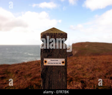 'Big Hole' coast path sign Trevose Head Lighthouse, Cornwall. Banque D'Images