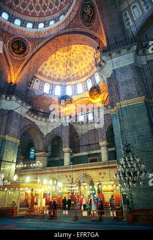 L'intérieur de nouvelle mosquée Yeni Cami (ou 1665), Istanbul, Turquie Banque D'Images