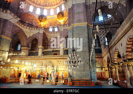 L'intérieur de nouvelle mosquée Yeni Cami (ou 1665), Istanbul, Turquie Banque D'Images