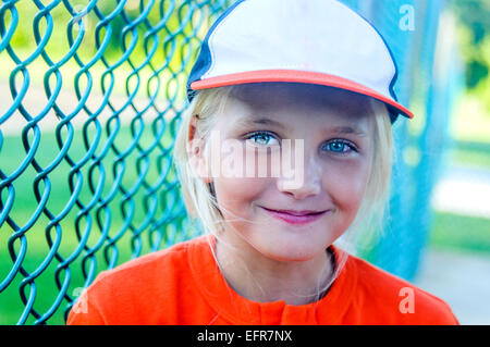 Portrait of young girl wearing kit baseball Banque D'Images