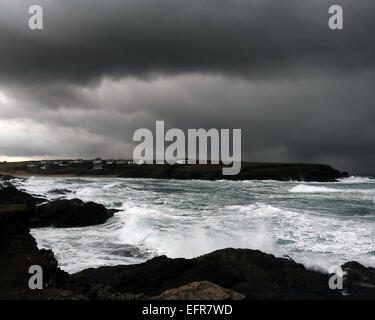 Jour de tempête à Treyarnon Bay, North Cornwall, UK. Banque D'Images