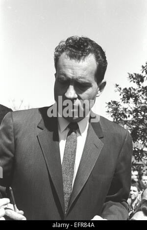 Richard Nixon campagne pour gouverneur Californie 23 mars 1962. Signature autographe, bondée d'étudiants à l'université California State un Banque D'Images